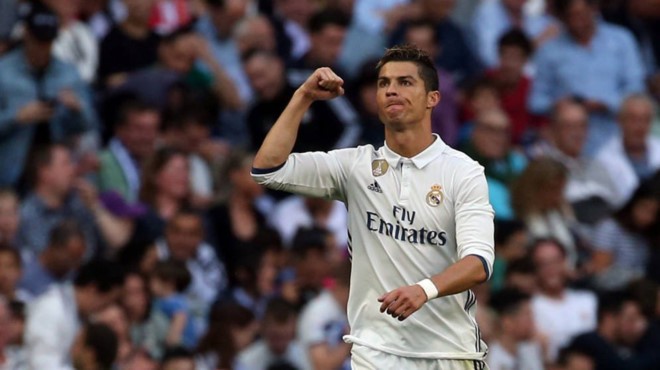 Ronaldo cân bằng kỷ lục của Messi - Bóng Đá