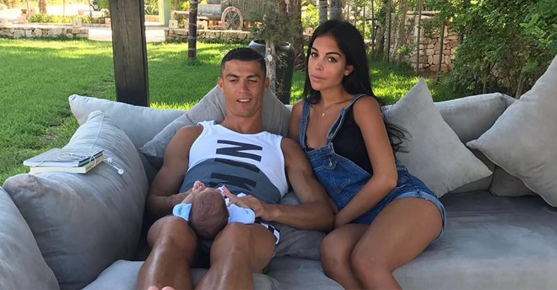 Người yêu của Ronaldo bị gắn mác 'tham vọng vô đáy' - Bóng Đá