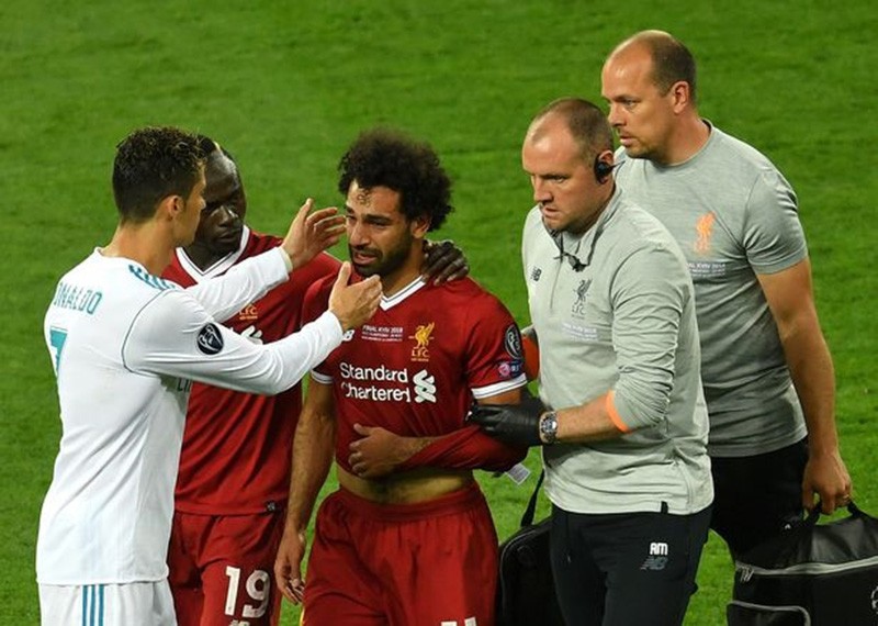 Tại sao Ronaldo là người đầu tiên đến động viên khi Salah rời sân? - Bóng Đá