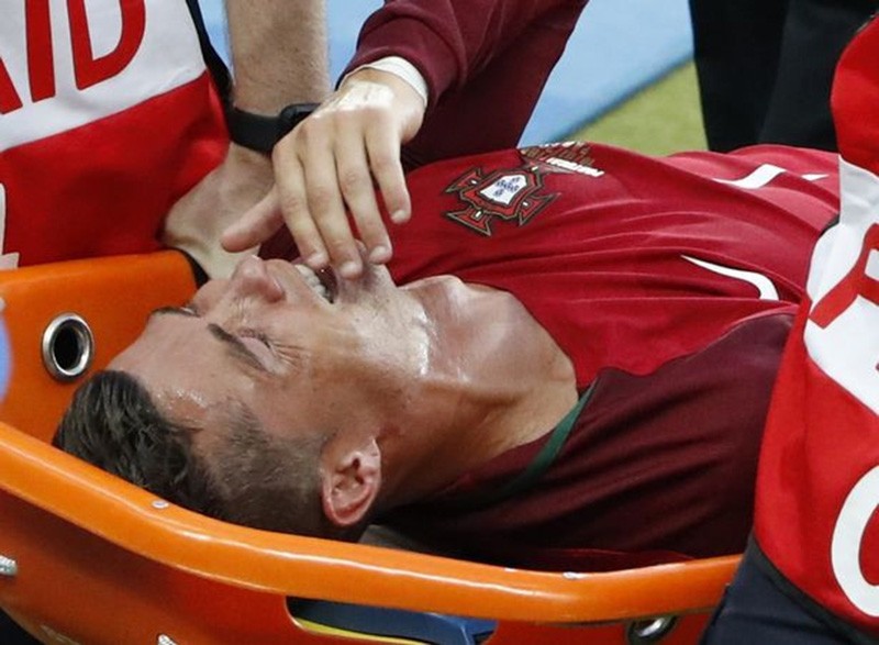 Tại sao Ronaldo là người đầu tiên đến động viên khi Salah rời sân? - Bóng Đá