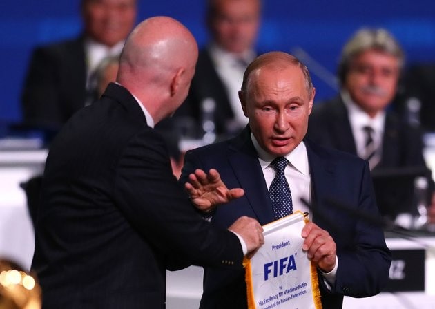 Tổng thống Putin cắt ngang buổi họp báo của HLV Nga - Bóng Đá