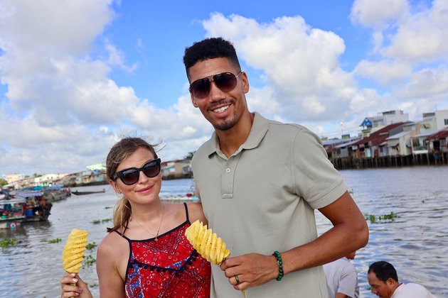 Chris Smalling về miền Tây khám phá chợ nổi - Bóng Đá