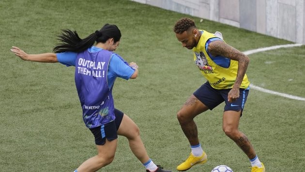 Nghỉ Hè, Neymar chiến thắng thô bạo trước... dân nghiệp dư  - Bóng Đá