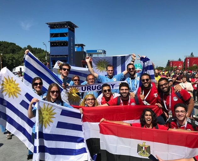 Muôn kiểu quậy tưng bừng của fan Ai Cập và Uruguay - Bóng Đá