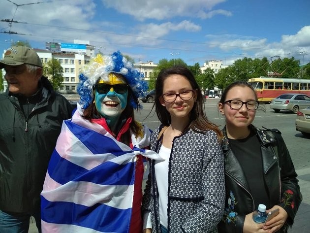 Muôn kiểu quậy tưng bừng của fan Ai Cập và Uruguay - Bóng Đá