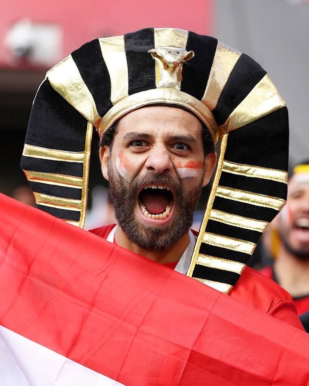 Muôn kiểu quậy tưng bừng của fan Ai Cập và Uruguay - Bóng Đá