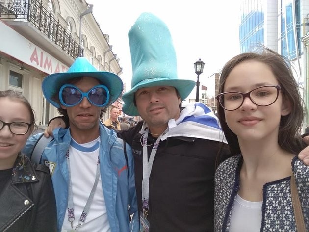 Muôn kiểu quậy tưng bừng của fan Ai Cập và Uruguay - Bóng Đá