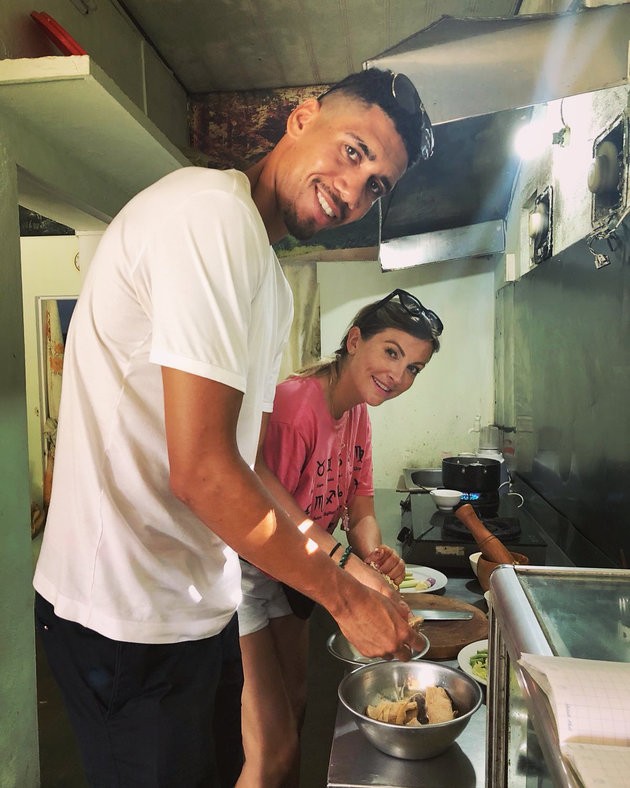 Chris Smalling về miền Tây khám phá chợ nổi - Bóng Đá
