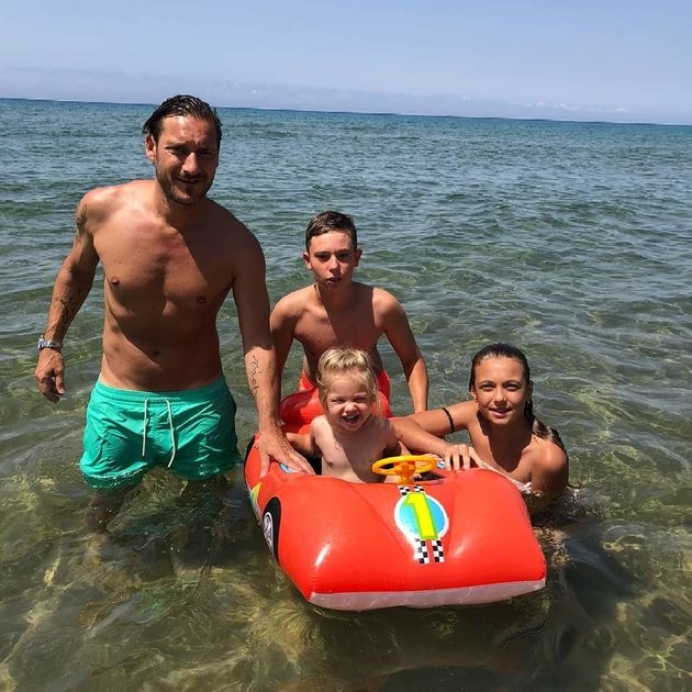 Đỏ mặt với 'cảnh nóng' của Totti và vợ trên bãi biển - Bóng Đá