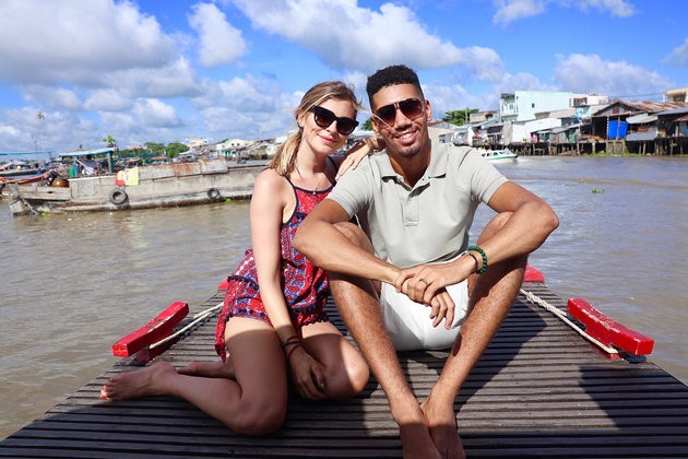 Chris Smalling về miền Tây khám phá chợ nổi - Bóng Đá