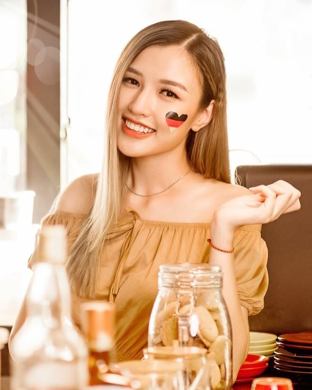 Người mẫu Phương Chi: 'Con gái xem bóng đá làm không khí sôi nổi hơn' - Bóng Đá