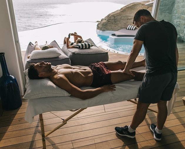 Đi du hí, Chamberlain thi cởi đồ với bạn gái - Bóng Đá