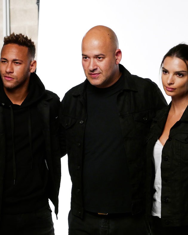 Bạn gái đi làm xa, Neymar lả lơi bên siêu mẫu ngực khủng - Bóng Đá