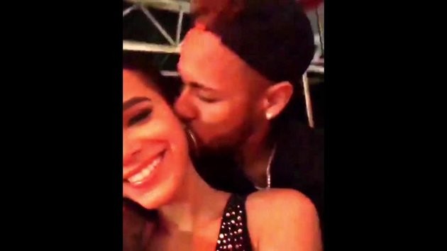 Neymar nhảy cực sung tại tiệc sinh nhật bạn gái - Bóng Đá
