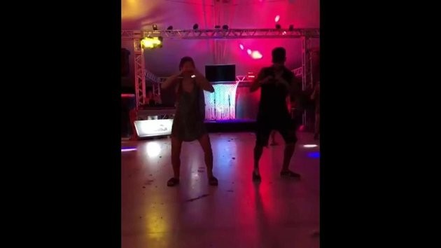 Neymar nhảy cực sung tại tiệc sinh nhật bạn gái - Bóng Đá