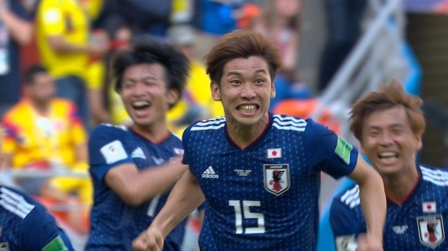 Khoảnh khắc World Cup: Cái ôm nghĩa tình giữa những người đồng đội cũ - Bóng Đá