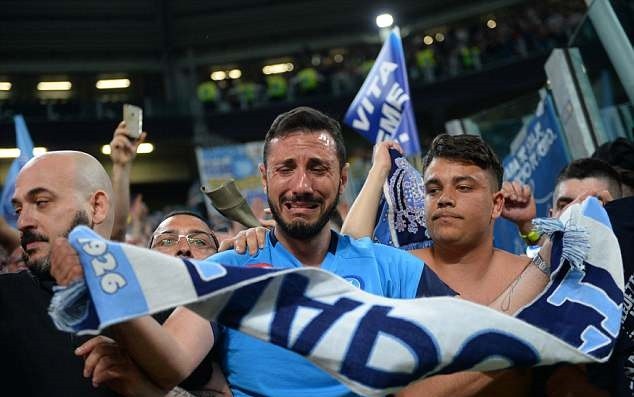 Hạ Juventus, CĐV Napoli đốt pháo sáng ngợp trời - Bóng Đá