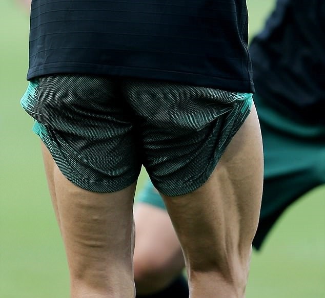 Khoe cơ đùi rắn chắc, Ronaldo sẵn sàng sút tung lưới Tây Ban Nha - Bóng Đá