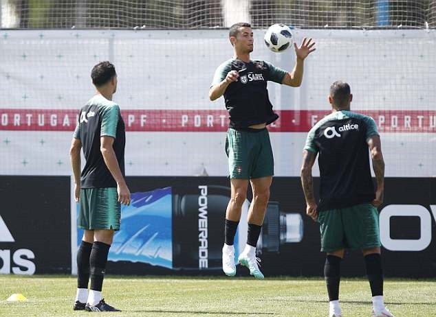 Ronaldo khoe đùi trên sân tập, chờ chiến Uruguay - Bóng Đá