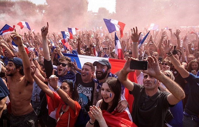 Từ Paris tới Zagreb: Sư đau đớn và ngây ngất trái ngược giữa CĐV Pháp và Croatia - Bóng Đá