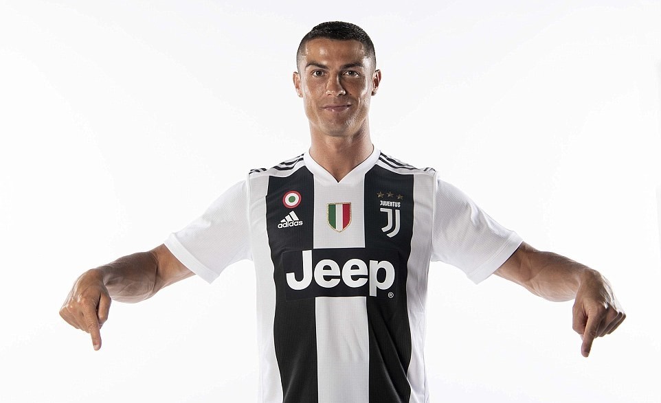 Ronaldo nháy mắt ẩn ý trong buổi họp báo ra mắt Juventus - Bóng Đá