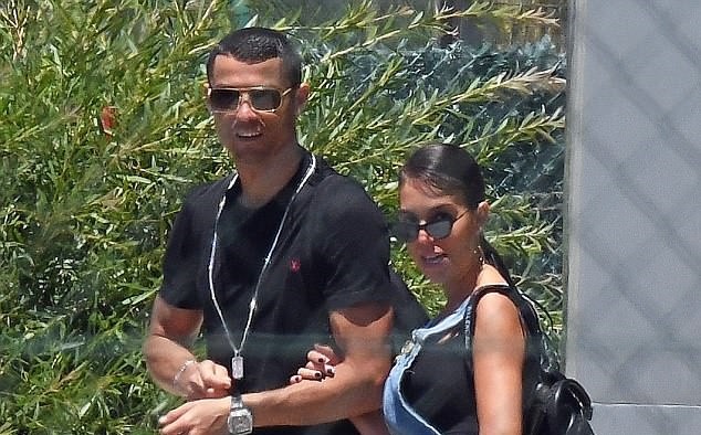 World Cup cận kề, Ronaldo vẫn tay trong tay bên người tình - Bóng Đá