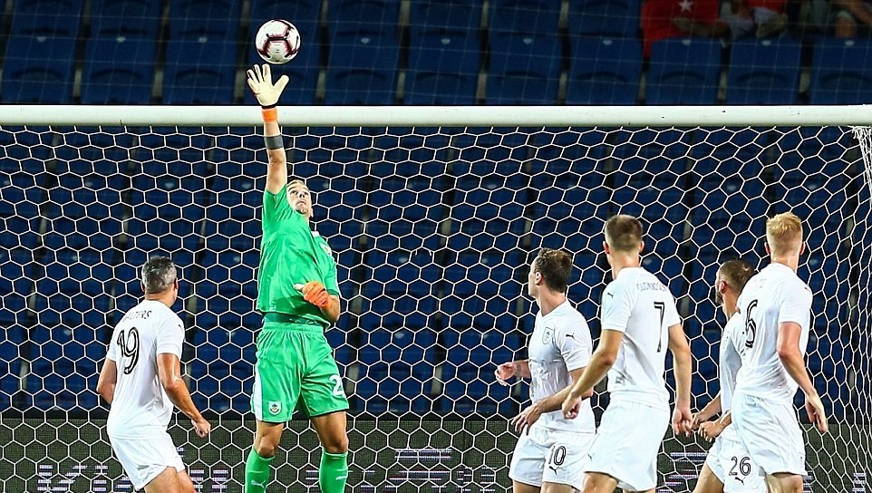 Ảnh Joe Hart ra mắt Burnley - Bóng Đá