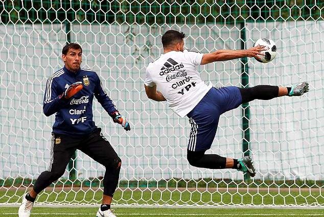Messi lác mắt nhìn Aguero tung volley trên sân tập Argentina - Bóng Đá