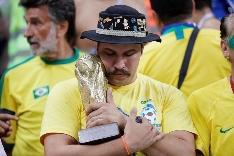 Brazil bị loại: CĐV thờ thẫn, khóc ngất trên khán đài - Bóng Đá