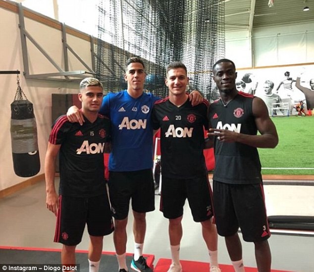 Ngày đầu hội quân, Dalot đã kết thân với đàn anh ở Man Utd - Bóng Đá