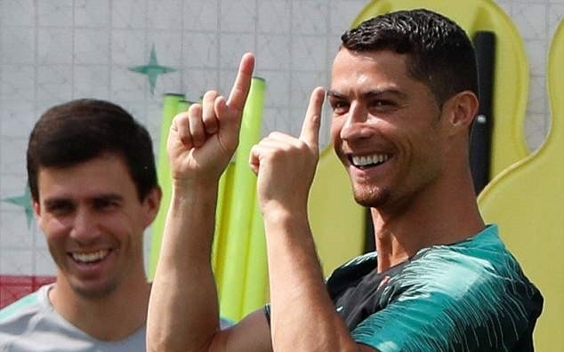 Sanchez cực ngầu trên đường đến sân tập Man United - Bóng Đá