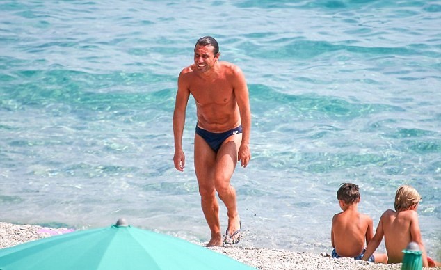 HLV Conte lần đầu lộ diện sau khi bị Chelsea sa thải - Bóng Đá