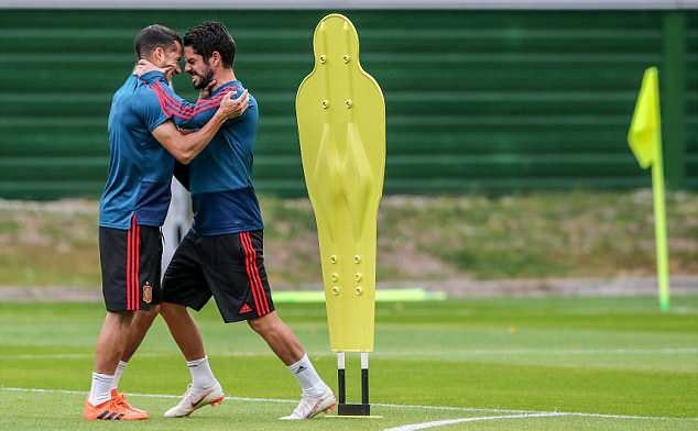 Isco và Vazquez 'ẩu đả' trên sân tập Tây Ban Nha - Bóng Đá