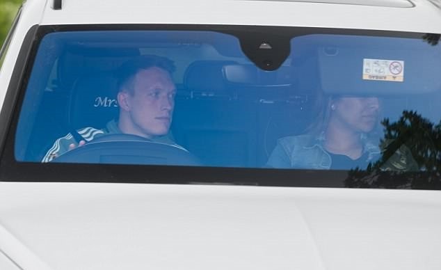 Dàn sao Man Utd mang theo WAGs tới tận sân tập - Bóng Đá