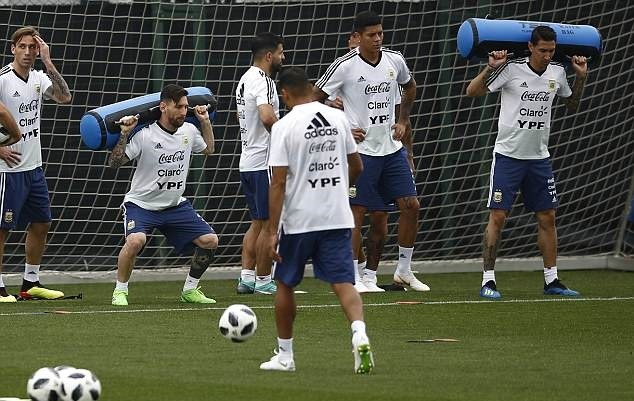 World Cup chưa khởi tranh, Messi đã tập 