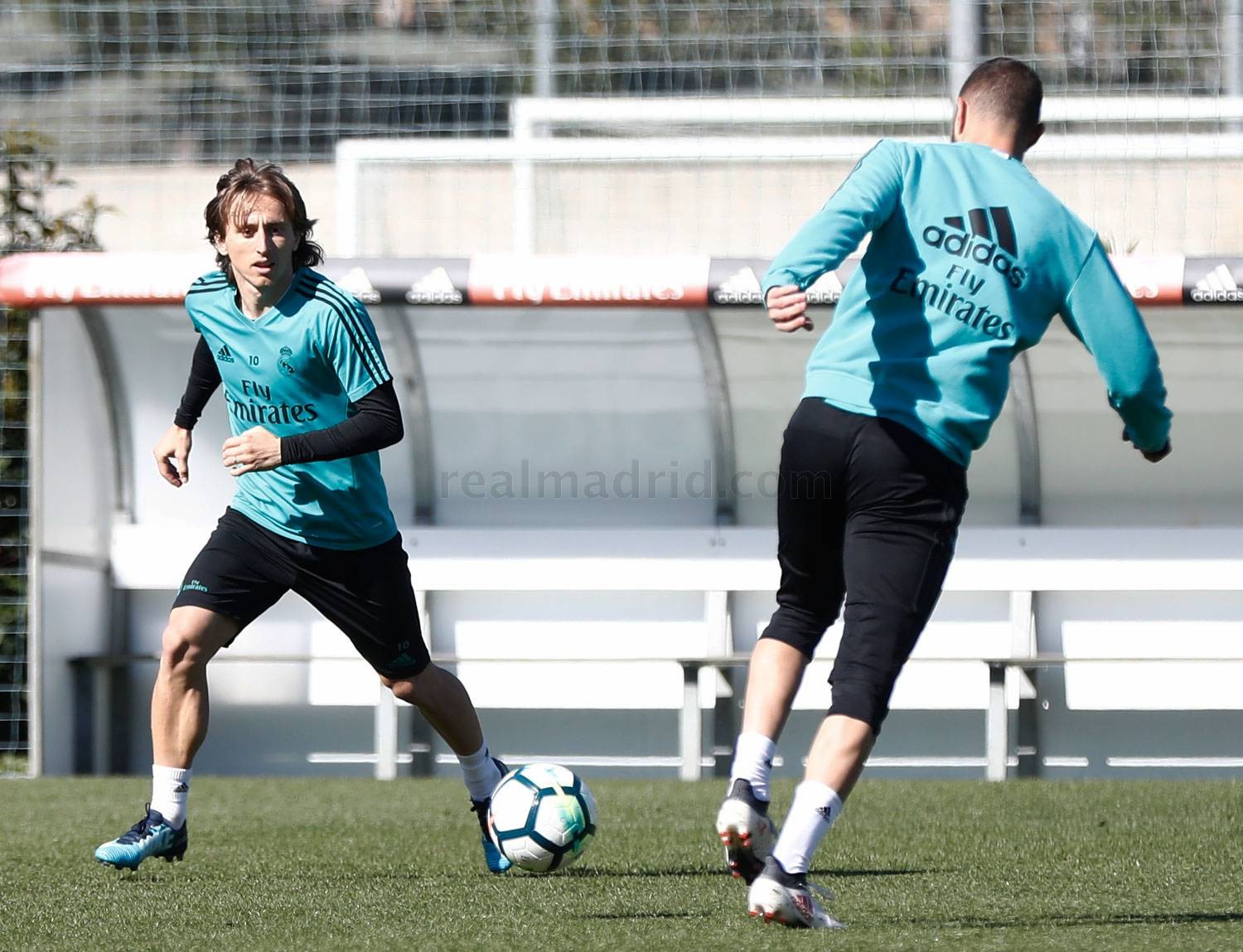 Modric cày nát sân tập Real, bác tin chấn thương - Bóng Đá