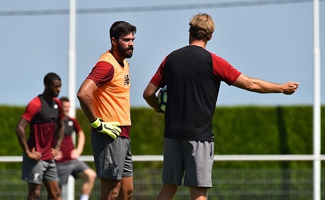 Karius, Alisson thay nhau thể hiện tài bắt bóng trên sân tập Liverpool - Bóng Đá