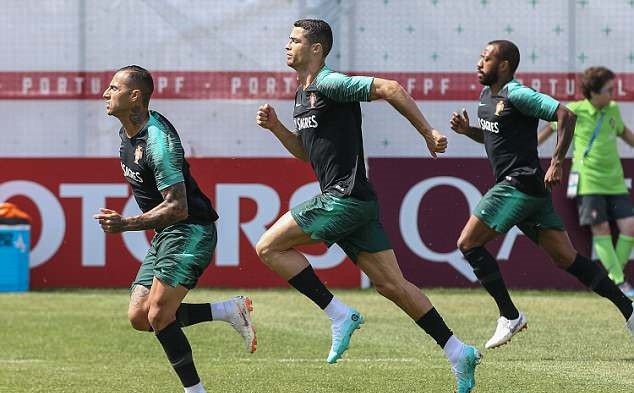 Chùm ảnh: Messi chán nản khi Argentina gục ngã trước Pháp - Bóng Đá