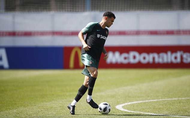 Ronaldo khoe đùi trên sân tập, chờ chiến Uruguay - Bóng Đá