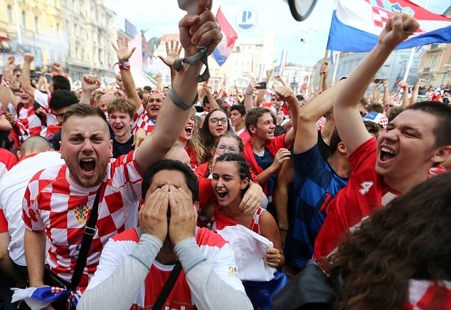 Từ Paris tới Zagreb: Sư đau đớn và ngây ngất trái ngược giữa CĐV Pháp và Croatia - Bóng Đá