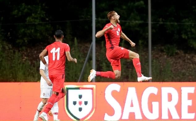 Chùm ảnh: Không Ronaldo, Bồ Đào Nha sẩy chân dù dẫn trước 2 bàn - Bóng Đá