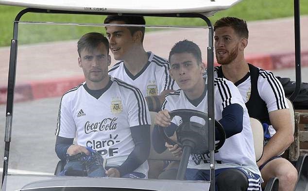 Messi lác mắt nhìn Aguero tung volley trên sân tập Argentina - Bóng Đá