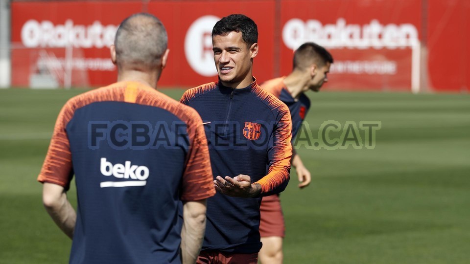 Messi đã xuất hiện trên sân tập Barcelona - Bóng Đá
