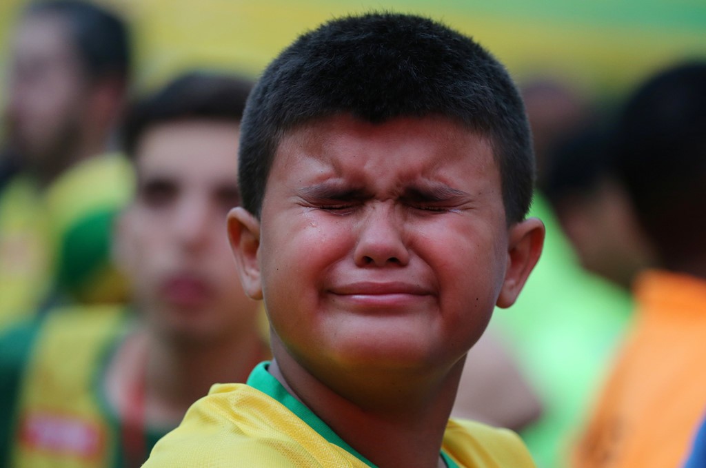 Brazil bị loại: CĐV thờ thẫn, khóc ngất trên khán đài - Bóng Đá
