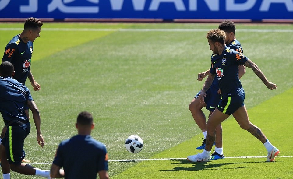 Coutinho bị chọi trứng, ném bột tới tấp trên sân tập Brazil - Bóng Đá