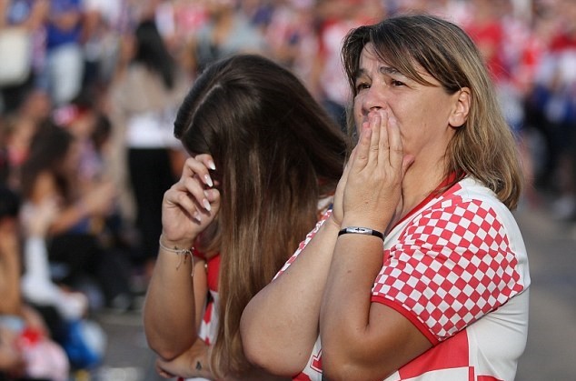 Từ Paris tới Zagreb: Sư đau đớn và ngây ngất trái ngược giữa CĐV Pháp và Croatia - Bóng Đá