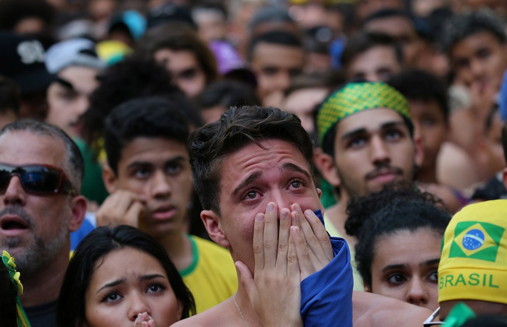 Brazil bị loại: CĐV thờ thẫn, khóc ngất trên khán đài - Bóng Đá