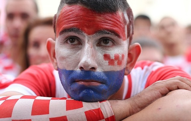 Từ Paris tới Zagreb: Sư đau đớn và ngây ngất trái ngược giữa CĐV Pháp và Croatia - Bóng Đá