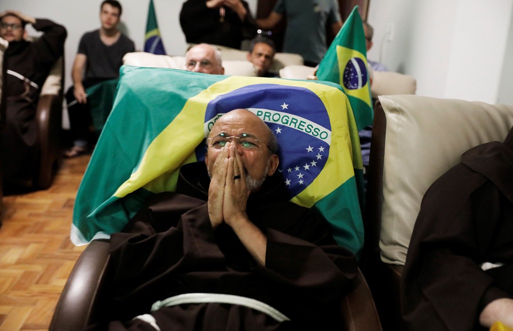 Brazil bị loại: CĐV thờ thẫn, khóc ngất trên khán đài - Bóng Đá