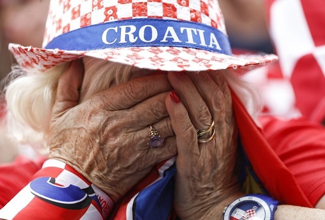 Từ Paris tới Zagreb: Sư đau đớn và ngây ngất trái ngược giữa CĐV Pháp và Croatia - Bóng Đá